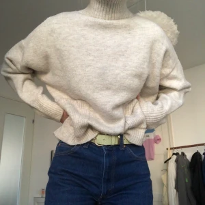 Polotröja  - Beige polotröja med fickor på framsidan från Chiquelle. Passar en S/M. 