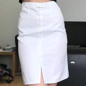 Fin vit kjol jag fått av en vän som tyvärr är för liten :( sömmen är lös på sidorna så säljer den billigt ❤️ jättebra kvalitet annars