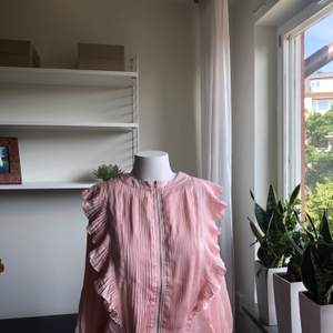 Fin rosa tröja med dragkedja från märket Rules by Mary. Använd endast en gång.