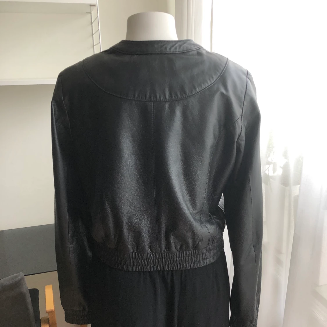 Svart skinnjacka - 91