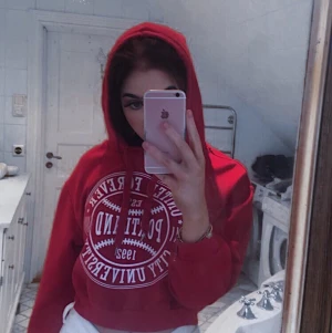 Hoodie - Mysig hoodie, dock kort för mig i armarna! Fint plagg man kan styla till mkt💗💗💗
