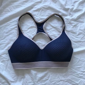 Sport-bh - En rosa och blå sport-bh från hm. Sparsamt använd. Säljer för den inte används. Köpare står för frakten.