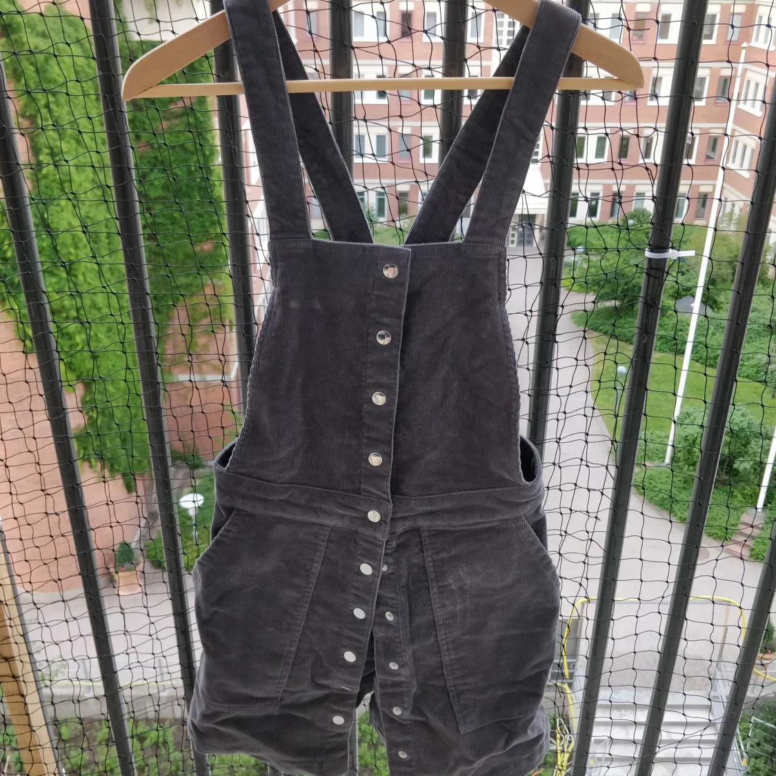 Manchesterklänning med knappar 