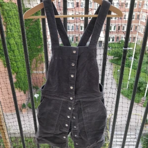 Manchesterklänning med knappar  - Går att knäppa hela vägen. Grå i färgen! Silverknappar. Möts helst upp annars tillkommer frakt! 