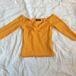 Gul off-shoulder-topp XS - Tror jag köpte den här tröjan för nästan ett år sedan, fast har aldrig riktigt använt den och säljer eftersom den inte passar min stil längre! Skicket är alltså en solid 10/10 hihi!
