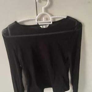 Säljer en svart långärmad tröja med mesh på ärmarna🦋 Jättefin och bekväm! Strl:XS/S