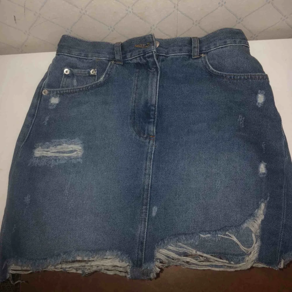 Jeans kjol från Nakd, strl 34(xs) men passar även 36 (s). Kjolar.