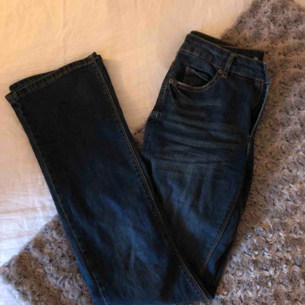 Säljer ett par bootcut jeans i storlek 36 då jag sällan har använt de. Jeansen är ifrån Cubus och säljs ej längre. Köparen står för frakt;). Jeans & Byxor.