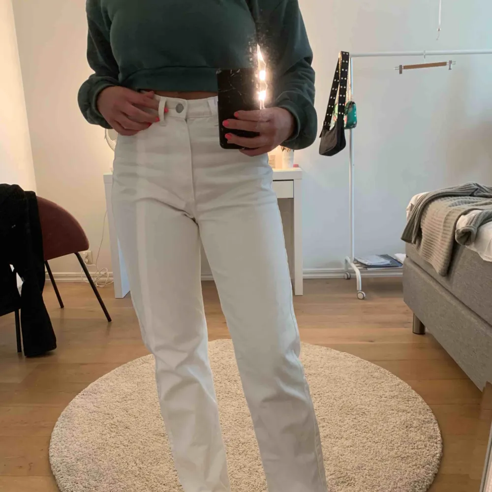 Vita byxor från Weekday i modellen ROW. Använda ett fåtal gånger därav i väldigt bra skick. Köparen står för frakt🥰. Jeans & Byxor.