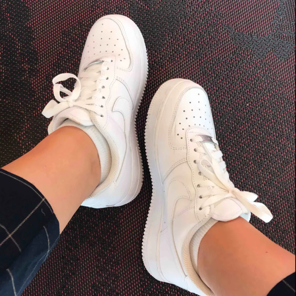 Säljer mina Nike air force vita. Skorna är helt nya bara använda fåtal gånger så de är fortfarande som helt nya och supersköna. 800kr frakt inkluderat . Skor.