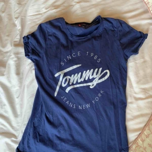  - Tommy Hilfiger t-shirt i storlek xxs men passar xs och s💕  Frakt ingår ej!
