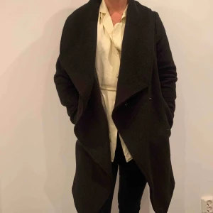  - Svart kappa, bra skick. Frakt tillkommer