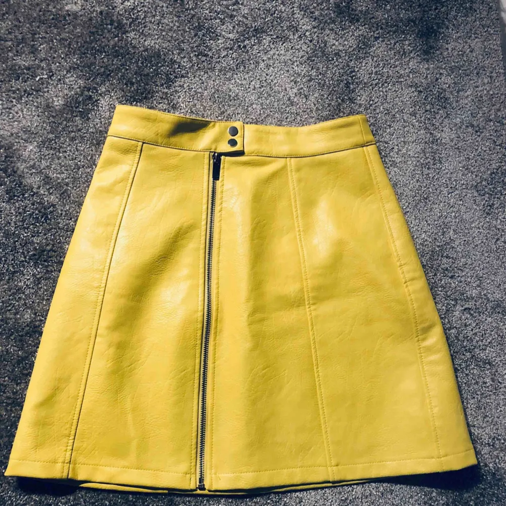 Fin gul kjol från zara, aldrig använd så super fint skick ✨✨Spåbar frakt 63kr om den behövs skickas✨✨. Kjolar.