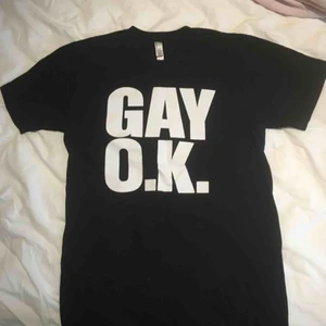  - Gay ok, från American Apparel, made in USA - inget barnarbete eller underbetalt arbete i farliga miljöer.  Skönt bomullsmaterial 