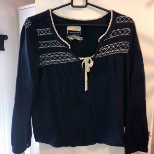  - Säljer nu min superfina blus från Odd Molly. Strl 0 vilket motsvarar en 34a, men skulle säga att den även passar en 36a. Finns att hämta i Östersund annars står köparen för frakten💕