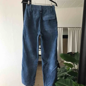  - Vida högmidjade manchesterbyxor från zara, ganska långa för att vara XS så kan passa på S också