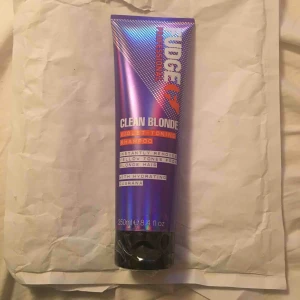  - Fudge clean blonde silvershampoo, oöppnad förpackning då jag beställde fel. Bästa silvershampoot jag någonsin provat!!