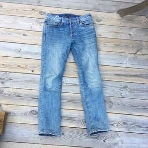 Slimfit jeans från jack&jones. Är använda men de är i bra skick. Kan mötas i Stockholm eller fraktas