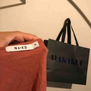  - Linne från nakd med djup rygg