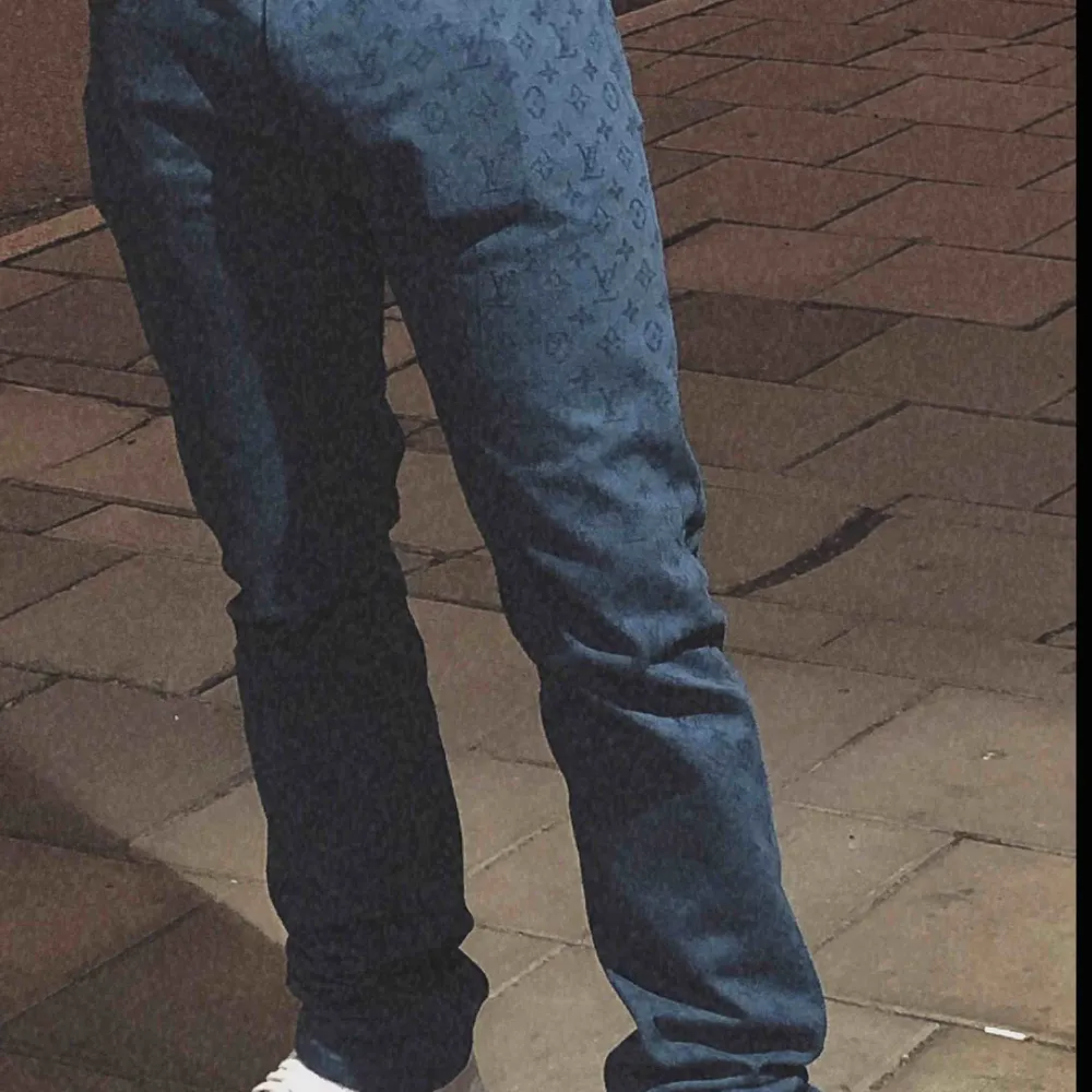 Louis vuitton jeans köpta i Stockholm, out of stock på Louis vuitton’s hemsida. Kvitto, påse finns med och dom är i storlek 33. Otroligt snygga jeans, använda ett fåtal gånger så dom är i nyskick. Kan mötas upp eller frakta och köparen står för frakten.. Jeans & Byxor.