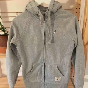  - Sliten med lite defekter, passar mig som är small