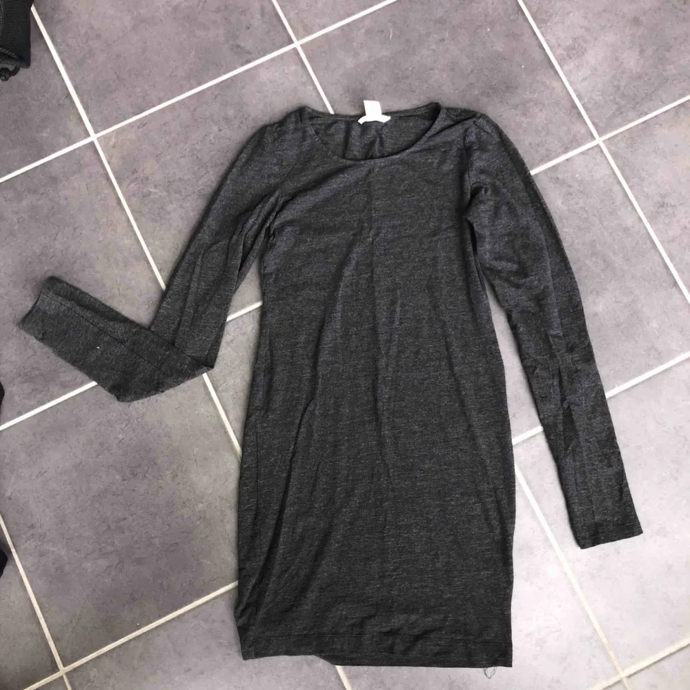 En mörkgrå trikåklänning från h&m i storlek XS, funkar även som S. Bra skick, använd ett fåtal gånger. 💫 Köparen står för frakten. Klänningar.