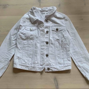  - Vit jeansjacka från Cubus med silvriga knappar!