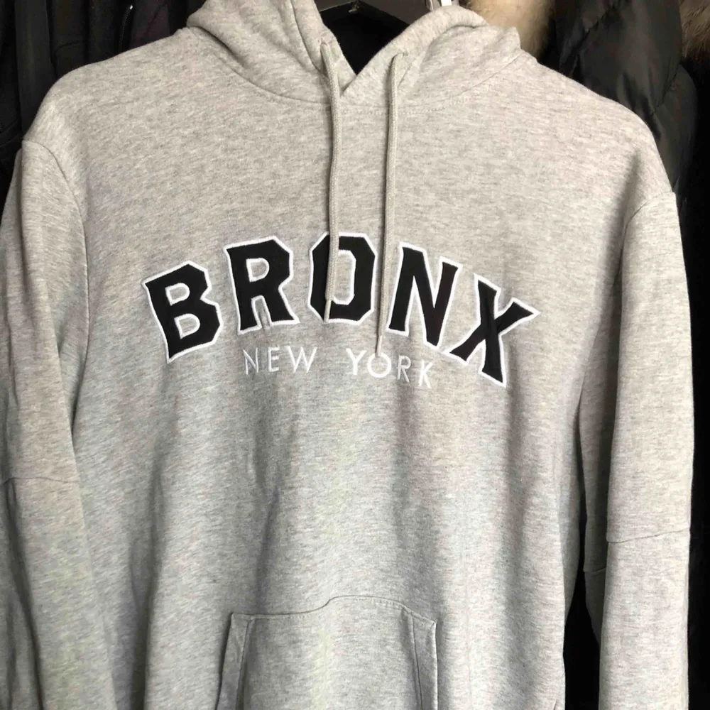 En tjocktröja från HM med trycket ”Bronx New York”. Den är i storlek M, grå och mysig. Kan mötas upp eller frakta och köparen står för frakten.. Hoodies.
