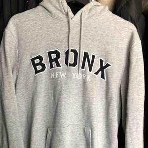 En tjocktröja från HM med trycket ”Bronx New York”. Den är i storlek M, grå och mysig. Kan mötas upp eller frakta och köparen står för frakten.