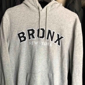  - En tjocktröja från HM med trycket ”Bronx New York”. Den är i storlek M, grå och mysig. Kan mötas upp eller frakta och köparen står för frakten.