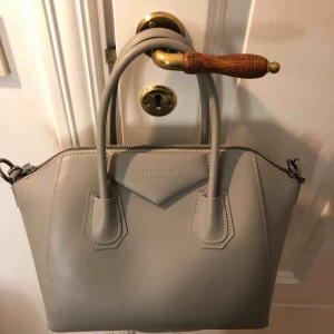  - Helt oanvänd väska från chiquelle, köpt för någon månad sedan men aldrig kommit till användning. Den är i strl mini. Köpt för 1400. Priset går att diskuteras. Frakten står köparen för. Skicka ett meddelande vid intresse!