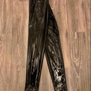  - Lackbyxor från H&M med resor i midjan. Endast använda en gång så i princip som nya. Står storlek L i dom men passar mig bra som brukar ha M i byxor 