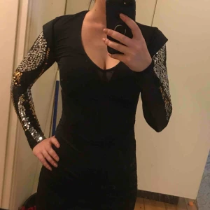  - Fin klänning som passar till fest! Använd en gång på nyårsafton. Fint skick. 