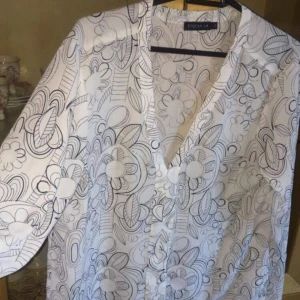  - En jätte fin blusar med fina mönster, använd par gånger. Köpte den för 299kr men säljer den för 80kr  Köparen står för frakt.