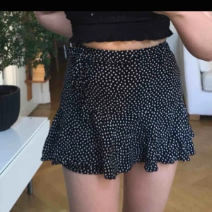  - Kjol med små vita stjärnor från Zara köpt här på plick. Den har inbyggda shorts (bild 3) och även ett band man kan knyta runt midjan, frakt ingår i priset :) OBS! bilderna är lånade från förra ägaren ❤️