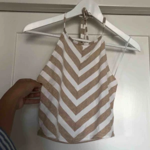  - Randig guldglittrig och vit kort halternecktopp från New Look.  Använd en gång. Kan mötas upp eller skicka för 30kr.😊