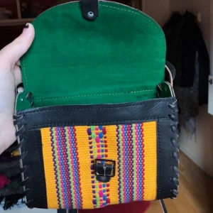  - Säljer denna fina väskan köpt utomlands! Den är helt ny och aldrig använd. Bandet är justerbart 💚🧡💚🧡