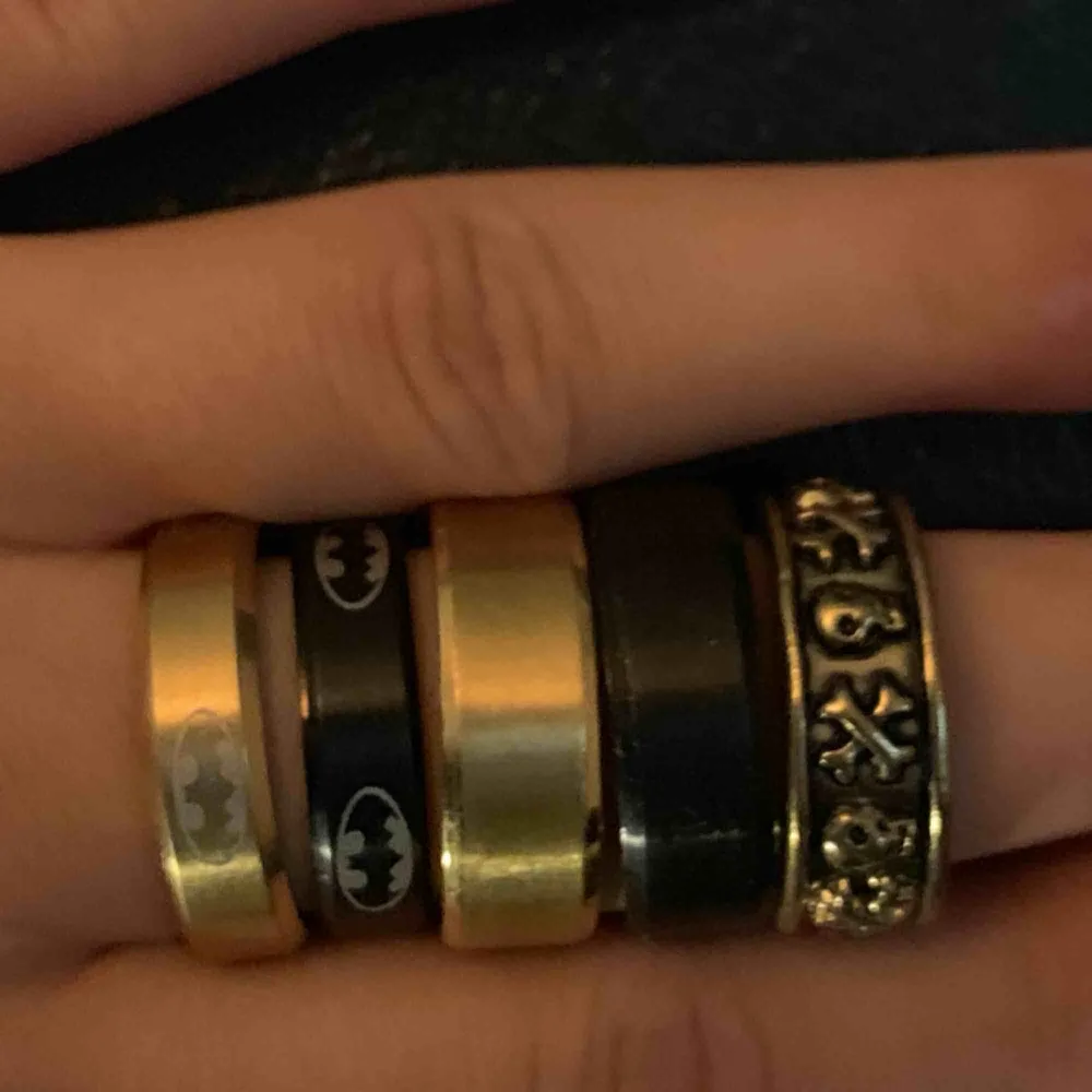 5 olika ringar med olika modeller. 1 ring för 55kr. 2st för 80kr. Alla 5 för 200kr. Skriv för mer info! Köpt: helt guldiga, helt svarta, . Accessoarer.