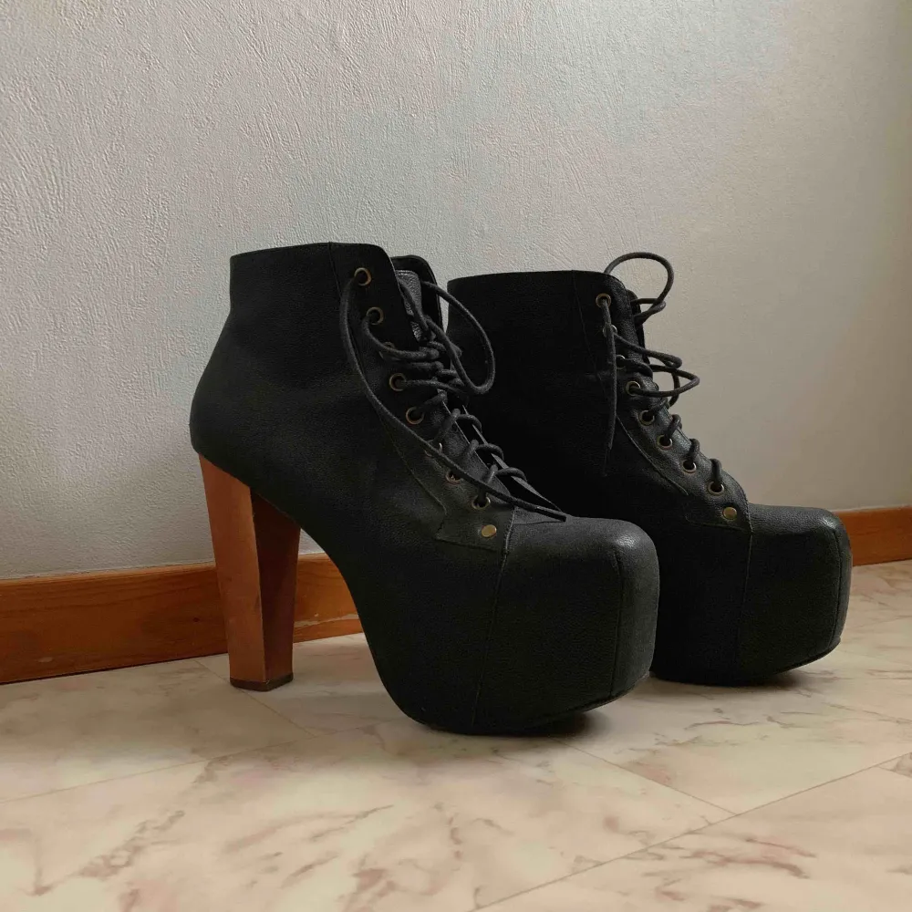 Ett par underbara Jeffrey Campbell Lita-skor. Använda inte alls av mig längre. Mindre skavanker på klacken. :). Skor.