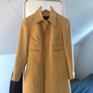  - GUL kappa i 50 talsstuk. Piggar verkligen upp nu i höst!! 