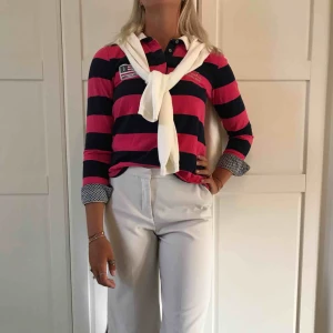  - Skön långärmad piké från Bondelid, bomull och figursydd. Söta blomsterdetaljer vid de uppvikbara ärmarna. Strl S. Köparen står för den eventuella frakten 🥰