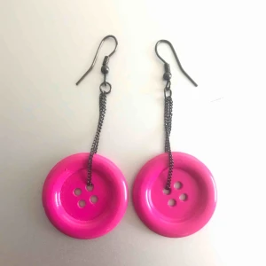  - 🍉 Söta illrosa örhängen med knappar (frakt tillkommer) 🍉