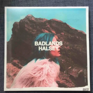  - Halsey, BADLANDS vinyl! Ett superfint album men som tyvärr ej lyssnas av mig längre. Möts endast (stockholm) för vinyler då jag inte vill riskera att den går sönder! 