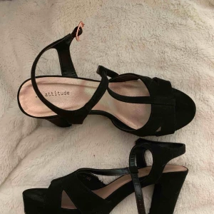  - Ett par så snygga klackar ifrån din sko. Använda endast 1 gång, dem är alltså i ett mycket fint skick! Passar perfekt till fest. Postar eller möter upp i Nyköping😀