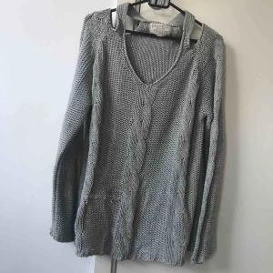  - Oversize stickad tröja. Jätte skön. Dyr vid i köp men har några år på nacken , därav priset. 