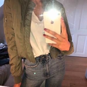  - Jacka i snygg passform från carlings, storlek xs