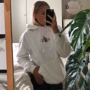  - Vit hov1 merch hoodie, köparen står för frakt