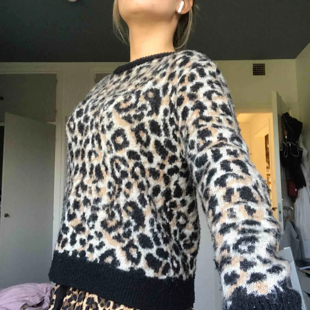 SÅ snygg och SÅ skön leopardmönstrat stickad tröja, perfekt nu till hösten🤩. Stickat.
