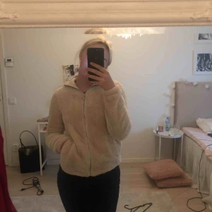  - Mysig kofta från H&M i nyskick. Frakt tillkommer!