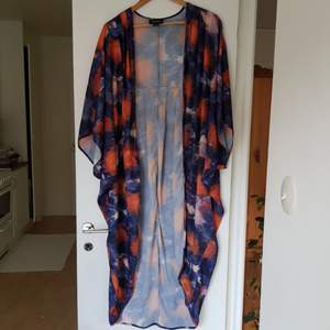 Mönstrad kimono från Monki. Knappt använd och i nyskick. Kan mötas i Uppsala, eller så står köparen för frakt. 🌸